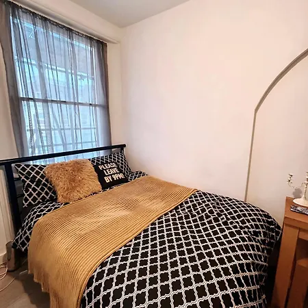 Spacious Studio Flat In London Exterior photo