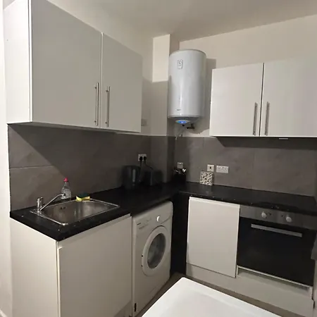 Spacious Studio Flat In London Exterior photo